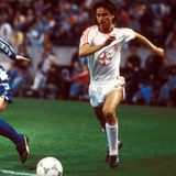 Bayers Mittelfeldspieler Ralf Falkenmayer (r.) treibt den Ball nach vorne. In der ersten Halbzeit kann Espanyol das 0:0 halten.