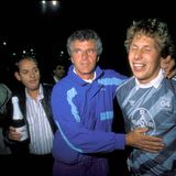 Es ist vollbracht: Bayer hat den ersten Titel seiner Vereinsgeschichte gewonnen. Trainer Ribbeck ("Der schöne Erich) gratuliert seinem Keeper Rüdiger Vollborn.