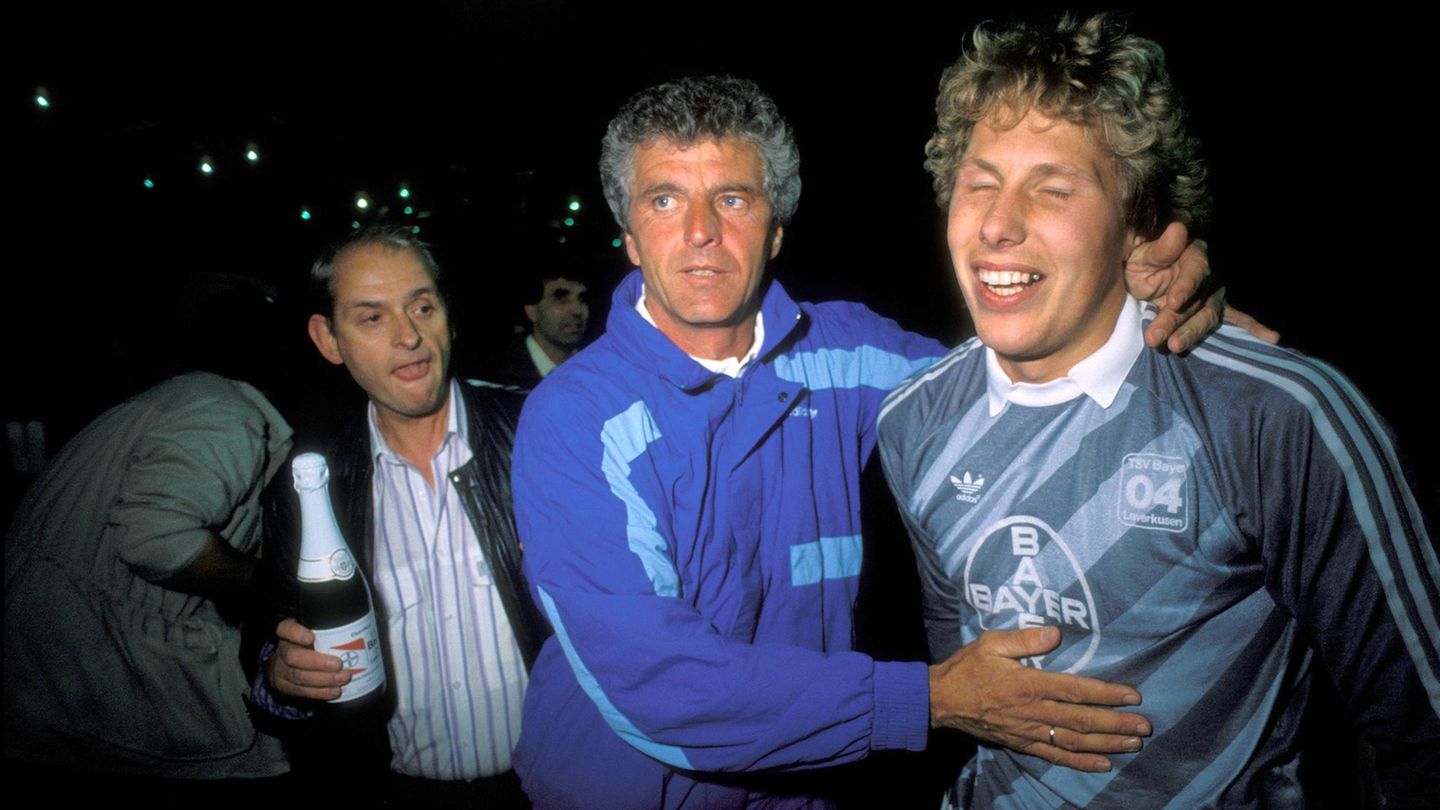 Es ist vollbracht: Bayer hat den ersten Titel seiner Vereinsgeschichte gewonnen. Trainer Ribbeck ("Der schöne Erich) gratuliert seinem Keeper Rüdiger Vollborn.