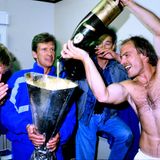 Die Party in der Kabine: Klaus Täuber, der den letzten Elfmeter verwandelt hat, gießt Champagner aus der Magnum-Flasche in die Trophäe.