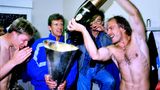 Die Party in der Kabine: Klaus Täuber, der den letzten Elfmeter verwandelt hat, gießt Champagner aus der Magnum-Flasche in die Trophäe.