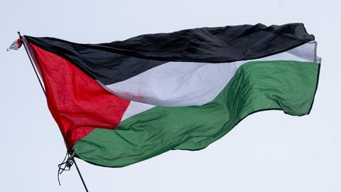 Die Flagge von Palästina weht bei einer Kundgebung in Berlin
