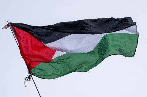 Die Flagge von Palästina weht bei einer Kundgebung in Berlin