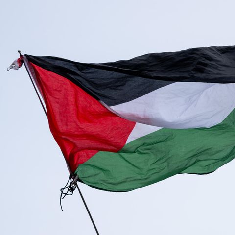 Die Flagge von Palästina weht bei einer Kundgebung in Berlin