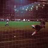 Im Elfmeterschießen versagen die Nerven der Spanier. Einmal treffen sie die Latte, ein Strafstoß geht zentral auf Leverkusens Keeper Rüdiger Vollborn, der hält, und der letzte Versuch fliegt weit über das Tor, während die Leverkusener bis auf Ralf Falkenmayer ihre Elfmeter versenken. Damit ist Bayer Uefa-Cup-Sieger.