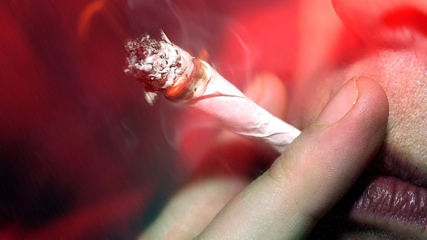 Cannabis probably triggers psychosis in young people, a study shows