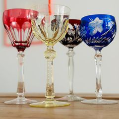 Römer Gläser stehen auf einem Tisch.