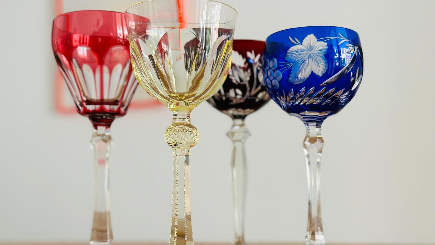 Römer Gläser stehen auf einem Tisch.