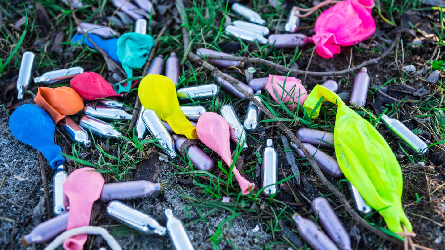 Kartuschen und Ballons auf einer Wiese – die Spuren des Missbrauchs von Lachgas