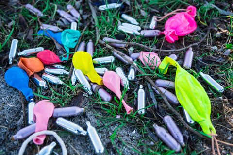 Kartuschen und Ballons auf einer Wiese – die Spuren des Missbrauchs von Lachgas