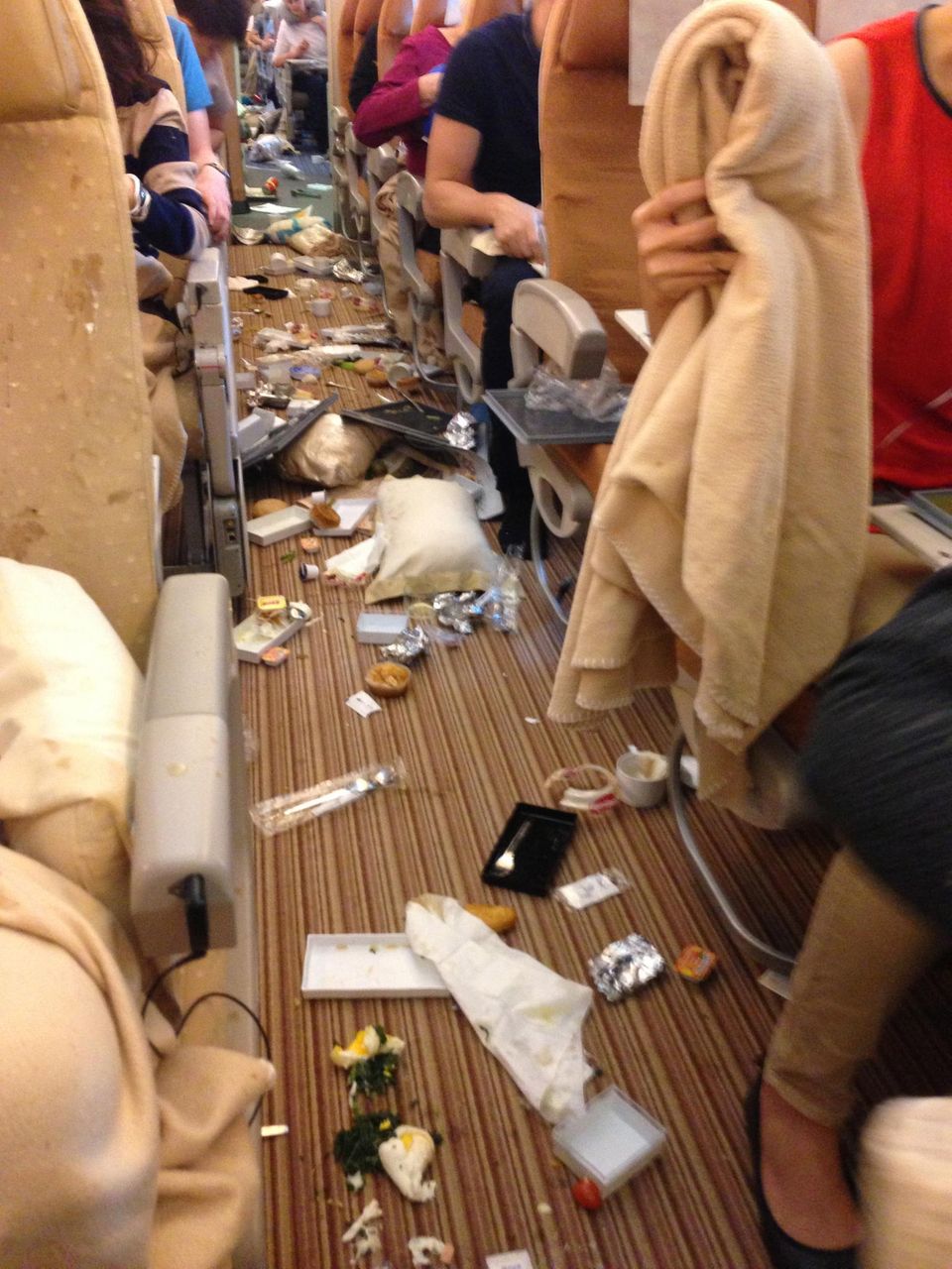 Nach den Turbulenzen: Blick ins Innere des Flugzeugs der Singapore Airlines