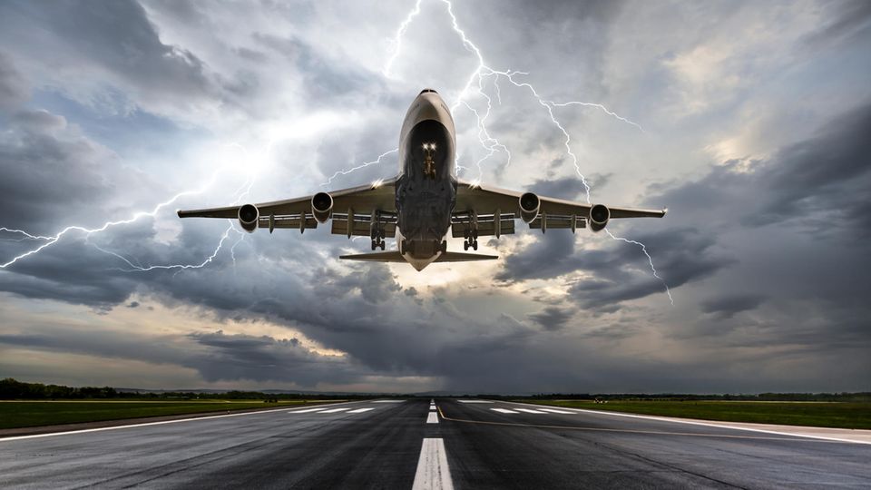 Turbulenzen: Flugzeug landet bei Extremwetter