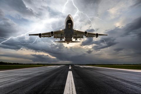 Turbulenzen: Flugzeug landet bei Extremwetter
