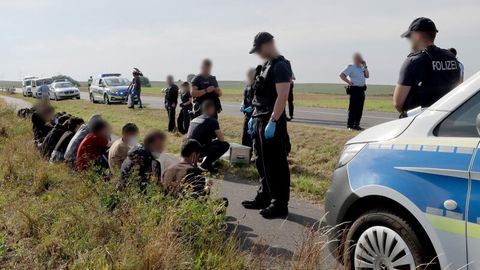 Bundespolizisten greifen eine Gruppe Flüchtlinge an der polnischen Grenze auf
