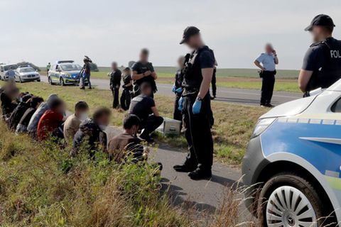 Bundespolizisten greifen eine Gruppe Flüchtlinge an der polnischen Grenze auf