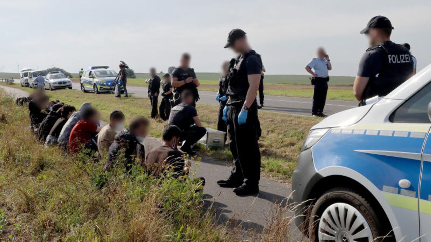 Bundespolizisten nehmen an der polnischen Grenze eine Flüchtlingsgruppe fest