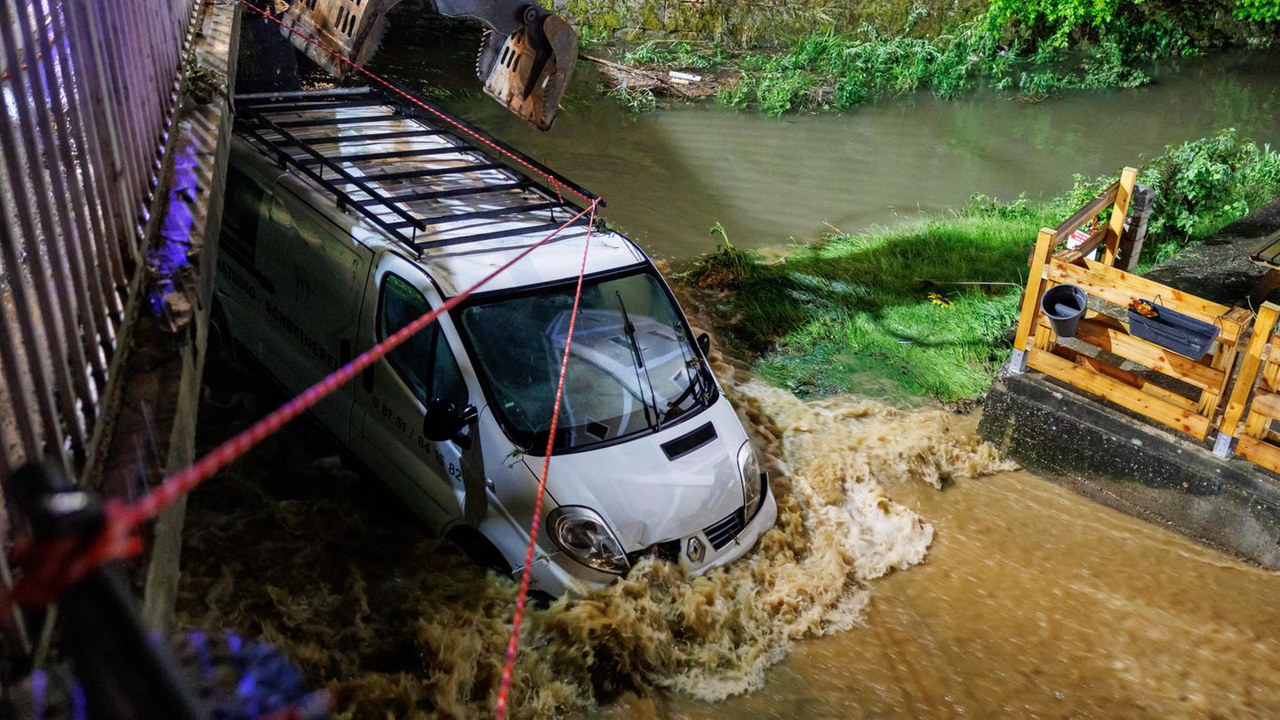 Nach Unwetter: Hochwasser: An Brücke verkeilte Autos fordern Sicherheitskräfte in Bayern