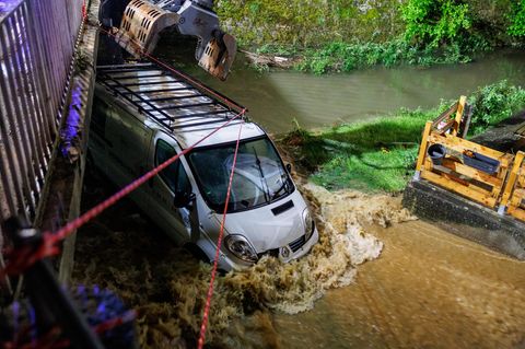 Hochwasser: An Brücke verkeilte Autos fordern Sicherheitskräfte in Bayern
