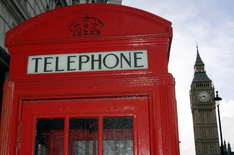 Eine rote Telefonzelle steht vor dem Big Ben in London