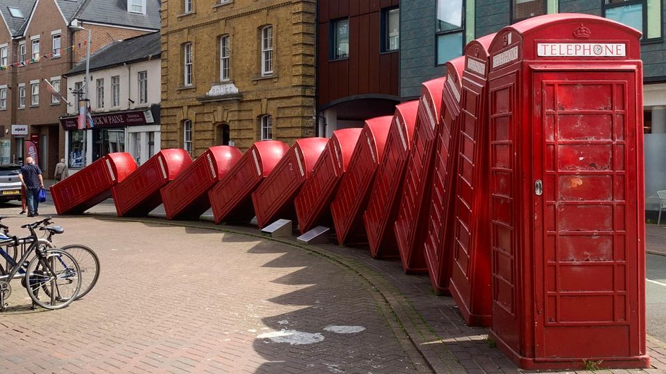 In Kingston-Upon-Thames lehnen mehrere Telefonzellen wie umgekippte Dominosteine aneinander In Kingston-Upon-Thames lehnen mehrere Telefonzellen wie umgekippte Dominosteine aneinander