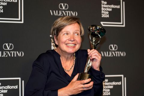 Jenny Erpenbeck mit dem Pokal des International Booker Prize 2024