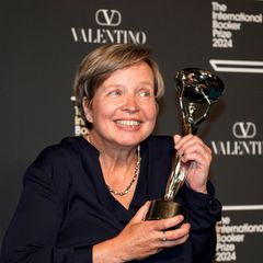 Jenny Erpenbeck mit dem Pokal des International Booker Prize 2024