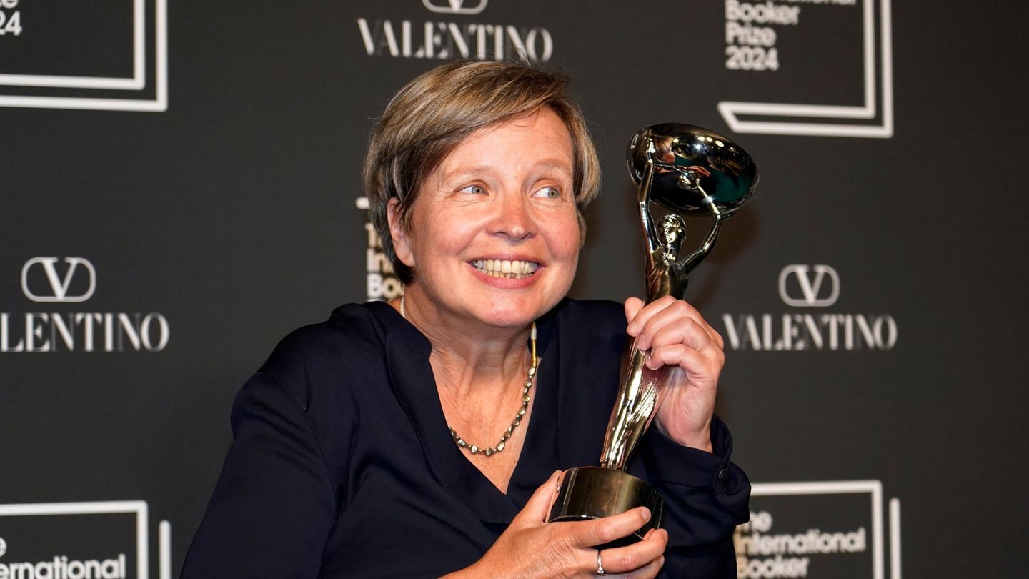 Jenny Erpenbeck mit der Trophäe des International Booker Prize 2024