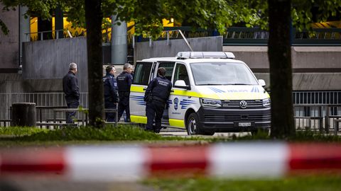 Polizisten stehen neben ihrem Einsatzwagen in der Schweiz