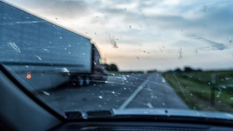 Eine von Insekten verdreckte Autoscheibe