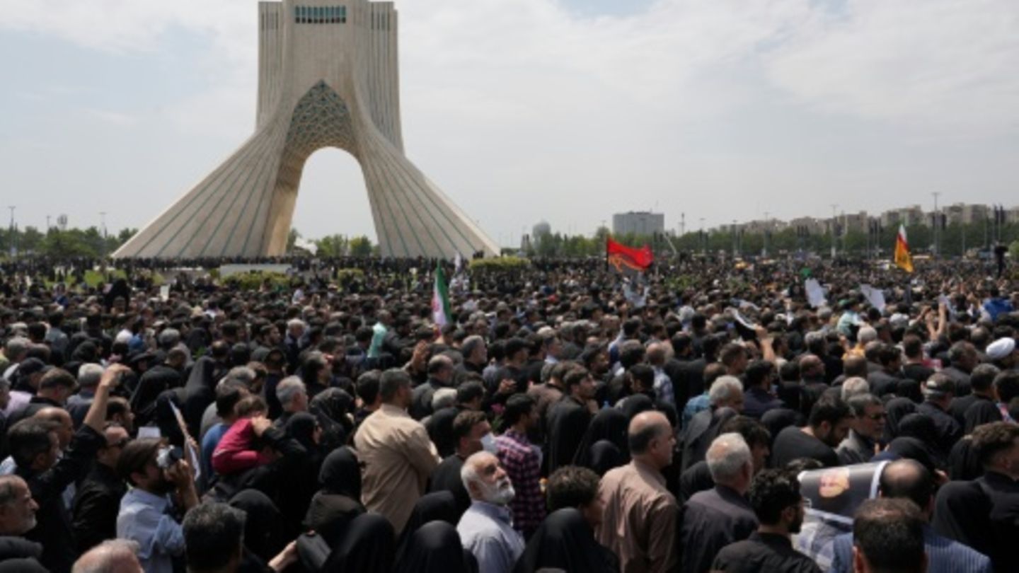 Menschenmassen begleiten Trauerzug für verunglückten Präsidenten in Teheran