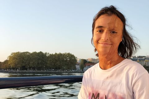 Vom Blitz getroffene Lena Cornelissen  auf einem Boot