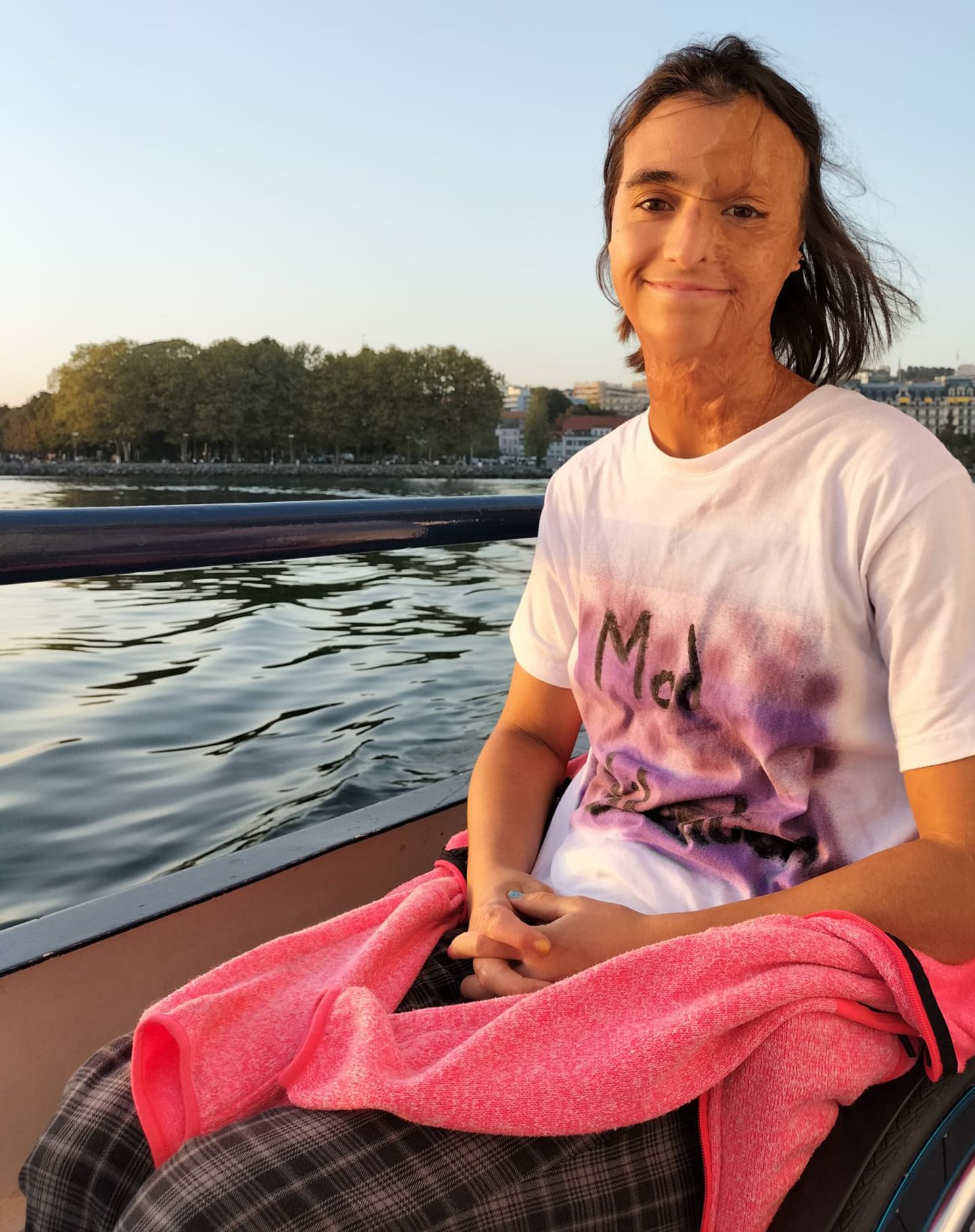 Vom Blitz getroffene Lena Cornelissen  auf einem Boot