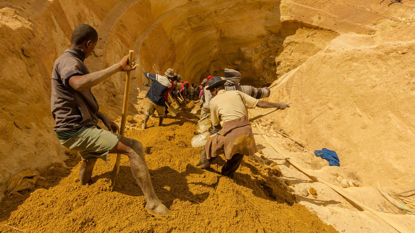 Viele Minenarbeiter mit Spaten in den Händen