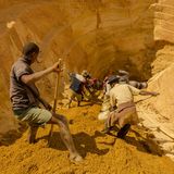 Viele Minenarbeiter mit Spaten in den Händen