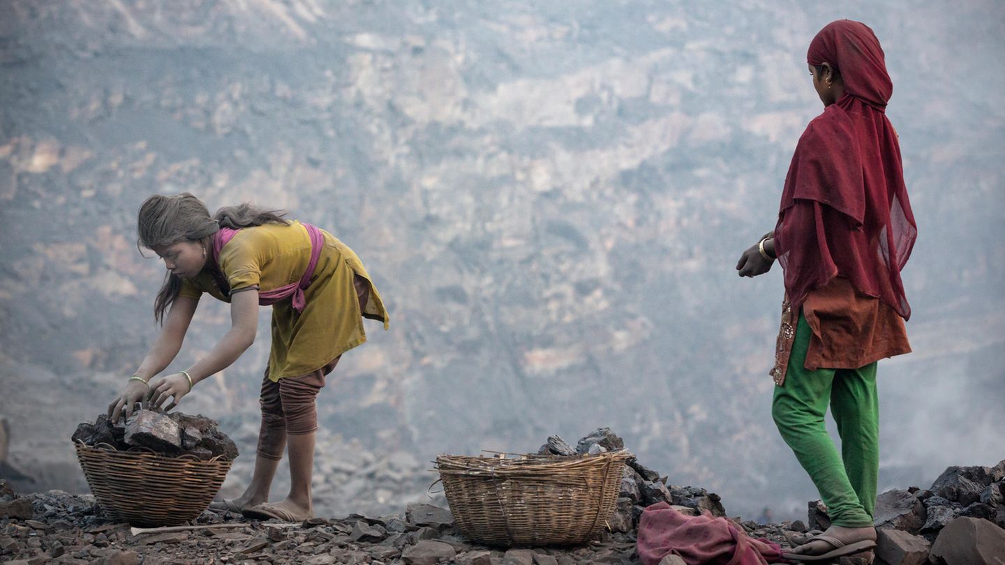 Mädchen sammeln Kohlengrube