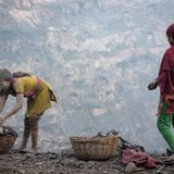 Mädchen sammeln Kohlengrube