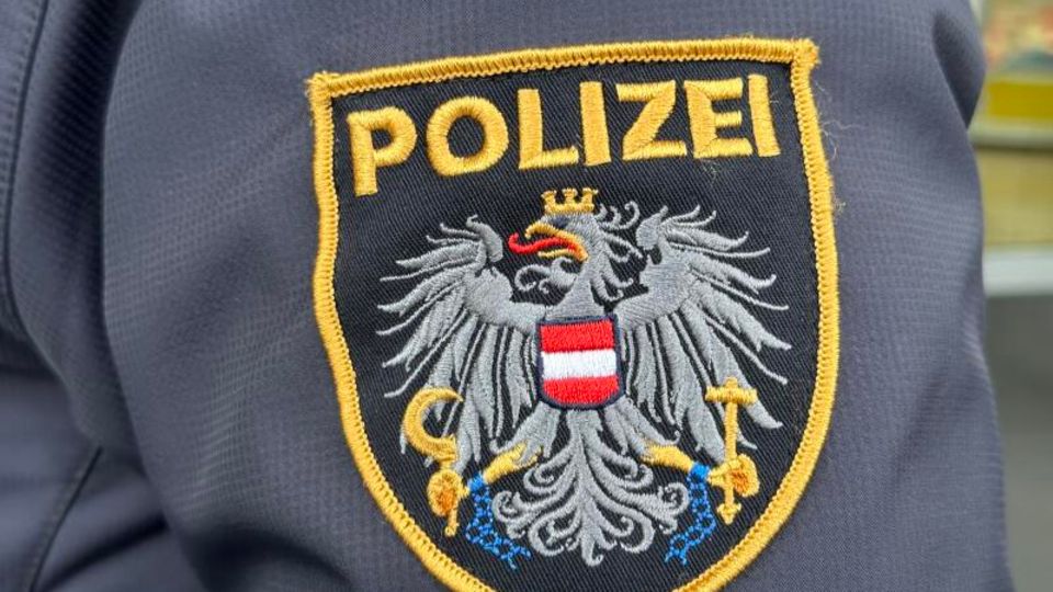 Das Emblem der österreichischen Polizei auf einer Uniform