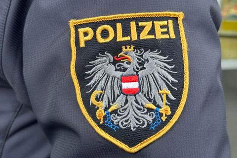 Das Emblem der österreichischen Polizei auf einer Uniform