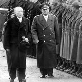 Nur knapp sieben Jahre nach Ende des Zweiten Weltkriegs, im Februar 1952, stimmte der Bundestag für die Wiederbewaffnung der Bundesrepublik. 1955 trat die Bundesrepublik dem Verteidigungsbündnis Nato bei. Durch die Wiederbewaffnung wurden mehrere Verfassungsänderungen notwendig, für die der Bundestag mit großer Mehrheit stimmte.  1956 trat die sogenannte Wehrverfassung in Kraft, mit der verschiedene Artikel des Grundgesetzes geändert oder neu eingefügt wurden. So regelt etwa Artikel 87a, dass der Bund Streitkräfte zur Verteidigung aufstellt. Und so schritt Bundeskanzler Konrad Adenauer (l.) gemeinsam mit Generalmajor Hellmuth Laegeler (r.) am 20. Januar 1956 in Andernach (Rheinland-Pfalz) an den ersten Freiwilligen der neu gegründeten Bundeswehr vorbei.