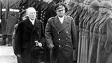 Nur knapp sieben Jahre nach Ende des Zweiten Weltkriegs, im Februar 1952, stimmte der Bundestag für die Wiederbewaffnung der Bundesrepublik. 1955 trat die Bundesrepublik dem Verteidigungsbündnis Nato bei. Durch die Wiederbewaffnung wurden mehrere Verfassungsänderungen notwendig, für die der Bundestag mit großer Mehrheit stimmte.  1956 trat die sogenannte Wehrverfassung in Kraft, mit der verschiedene Artikel des Grundgesetzes geändert oder neu eingefügt wurden. So regelt etwa Artikel 87a, dass der Bund Streitkräfte zur Verteidigung aufstellt. Und so schritt Bundeskanzler Konrad Adenauer (l.) gemeinsam mit Generalmajor Hellmuth Laegeler (r.) am 20. Januar 1956 in Andernach (Rheinland-Pfalz) an den ersten Freiwilligen der neu gegründeten Bundeswehr vorbei.