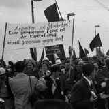 Wegen der schlechten Erfahrungen mit Notverordnungen in der Weimarer Republik waren die Änderungen von 1968 in der Öffentlichkeit extrem umstritten, zehntausende Menschen demonstrierten bei einem sogenannten Sternmarsch auf Bonn dagegen. Im Parlament aber wurde die Einführung einer sogenannten Notstandsverfassung mit deutlicher Mehrheit beschlossen. Angewandt werden mussten die Regelungen noch nie.  Einige Grundgesetzartikel wurden geändert oder ergänzt. Sie regeln Befugnisse der Staatsorgane bei einem inneren Notstand wie etwa großen Unruhen oder einem äußeren Notstand wie dem sogenannten Spannungsfall kurz vor einem Krieg oder dem Verteidigungsfall. Unter anderem geht es auch darum, wann die Bundeswehr im Innern eingesetzt werden kann, und um Einschränkungen gewisser Grundrechte wie der Freizügigkeit in einem solchen Notfall.  Berühmt wurde der neu hinzugefügte Absatz zum durch die Ewigkeitsklausel geschützten Artikel 20. Ergänzt wurde er um die Definition des Rechts zum Widerstand. Dieses haben alle Deutschen "gegen jeden, der es unternimmt, diese Ordnung zu beseitigen", wenn "andere Abhilfe nicht möglich ist".