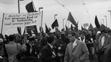 Wegen der schlechten Erfahrungen mit Notverordnungen in der Weimarer Republik waren die Änderungen von 1968 in der Öffentlichkeit extrem umstritten, zehntausende Menschen demonstrierten bei einem sogenannten Sternmarsch auf Bonn dagegen. Im Parlament aber wurde die Einführung einer sogenannten Notstandsverfassung mit deutlicher Mehrheit beschlossen. Angewandt werden mussten die Regelungen noch nie.  Einige Grundgesetzartikel wurden geändert oder ergänzt. Sie regeln Befugnisse der Staatsorgane bei einem inneren Notstand wie etwa großen Unruhen oder einem äußeren Notstand wie dem sogenannten Spannungsfall kurz vor einem Krieg oder dem Verteidigungsfall. Unter anderem geht es auch darum, wann die Bundeswehr im Innern eingesetzt werden kann, und um Einschränkungen gewisser Grundrechte wie der Freizügigkeit in einem solchen Notfall.  Berühmt wurde der neu hinzugefügte Absatz zum durch die Ewigkeitsklausel geschützten Artikel 20. Ergänzt wurde er um die Definition des Rechts zum Widerstand. Dieses haben alle Deutschen "gegen jeden, der es unternimmt, diese Ordnung zu beseitigen", wenn "andere Abhilfe nicht möglich ist".