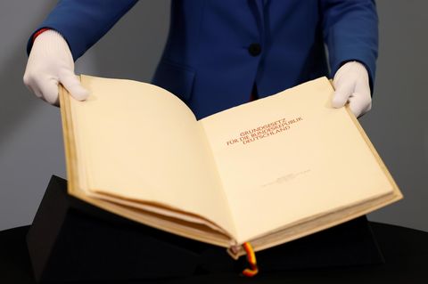 Originalbuch des Grundgesetzes: Wie schafft man mehr Akzeptanz?
