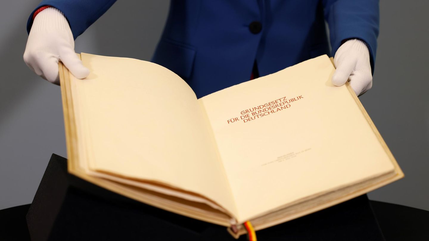 Originalbuch des Grundgesetzes: Wie schafft man mehr Akzeptanz?