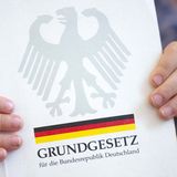 Nach der Wiedervereinigung wurde die Präambel neu gefasst. In der alten westdeutschen Version war von einer "Übergangszeit" die Rede. Darin hieß es auch, das gesamte deutsche Volk bleibe aufgefordert, "in freier Selbstbestimmung die Einheit und Freiheit Deutschlands zu vollenden."  In der neuen Präambel sind alle Bundesländer aufgeführt. Darin steht, die Deutschen in diesen Ländern hätten "in freier Selbstbestimmung die Einheit und Freiheit Deutschlands vollendet. Damit gilt dieses Grundgesetz für das gesamte Deutsche Volk."