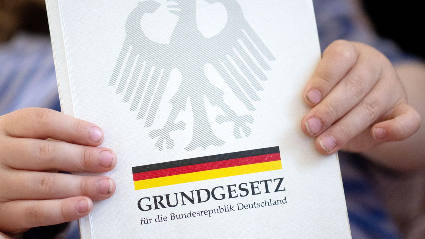 Nach der Wiedervereinigung wurde die Präambel neu gefasst. In der alten westdeutschen Version war von einer "Übergangszeit" die Rede. Darin hieß es auch, das gesamte deutsche Volk bleibe aufgefordert, "in freier Selbstbestimmung die Einheit und Freiheit Deutschlands zu vollenden."  In der neuen Präambel sind alle Bundesländer aufgeführt. Darin steht, die Deutschen in diesen Ländern hätten "in freier Selbstbestimmung die Einheit und Freiheit Deutschlands vollendet. Damit gilt dieses Grundgesetz für das gesamte Deutsche Volk."