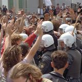 Unter dem Eindruck einer schnell wachsenden Zahl von Asylbewerbern wurde im Bundestag der sogenannte Asylkompromiss beschlossen. Er schränkte das Asylrecht, das bis dahin im Grundgesetz für politisch Verfolgte nicht eingegrenzt war, ein.  Vor der Abstimmung blockierten rund 10.000 Gegner der geplanten Änderung am 25. Mai 1993 die Zufahrtsstraßen zum Bonner Regierungsviertel. 260 Bundestagsabgeordnete mussten per Schiff und weitere 130 per Hubschrauber zu der Debatte gebracht werden. Rund 4000 Polizisten sicherten die Bannmeile. Die Abstimmung konnten die Protestierenden nicht verhindern. Seitdem kann sich beispielsweise nicht mehr auf Asyl berufen, wer aus einem sicheren Drittstaat einreist.