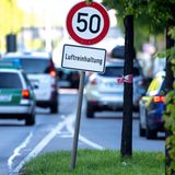 1994 wurde der Umweltschutz als Staatsziel im Grundgesetz festgeschrieben und im Jahr 2002 nach jahrelanger Debatte durch den Tierschutz ergänzt. Die Union war zuerst dagegen, änderte ihre Meinung aber vor allem wegen des sogenannten Schächturteils des Bundesverfassungsgerichts.  Damit hatte das Gericht in Deutschland lebenden muslimischen Metzgern erlaubt, mit einer Ausnahmegenehmigung Schlachttiere aus religiösen Gründen ohne Betäubung mit einem Schnitt durch die Kehle zu töten. Das war zwar laut Tierschutzgesetz verboten, wurde aber durch die im Grundgesetz festgeschriebene Religionsfreiheit aufgehoben.