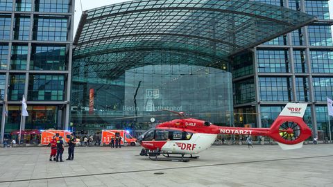 Rettungswagen am Hauptbahnhof Berlin