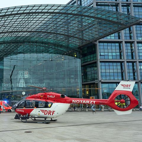 Rettungswagen am Hauptbahnhof Berlin
